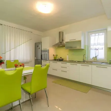 Romantik For Max 4 People, Kids Friendly With Playground And Pool