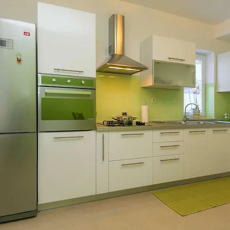 Romantik For Max 4 People, Kids Friendly With Playground And Pool