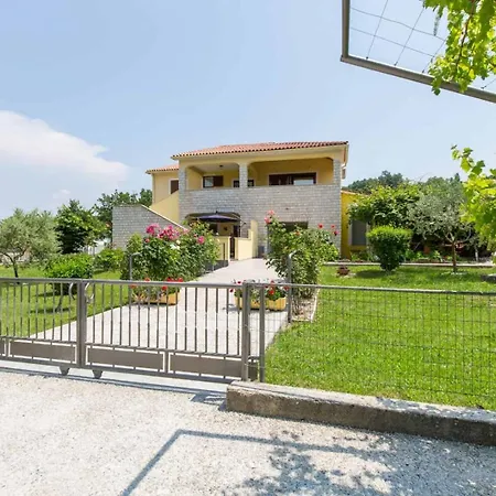 Romantik For Max 4 People, Kids Friendly With Playground And Pool Лабин